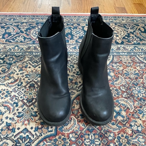 ‘Dirty Laundry’ Lisbon Lug Sole Chelsea Boots - Picture 3 of 8